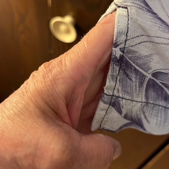 Tommy Bahama men’s 100% silk Hawaiian shirt. Size Small - Picture 4 of 9